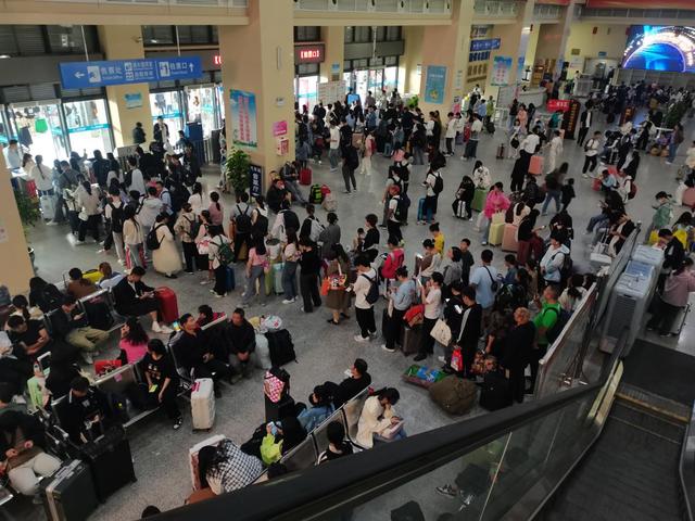 “双节”期间，荆州城区三大汽车客运站客流量增长80%