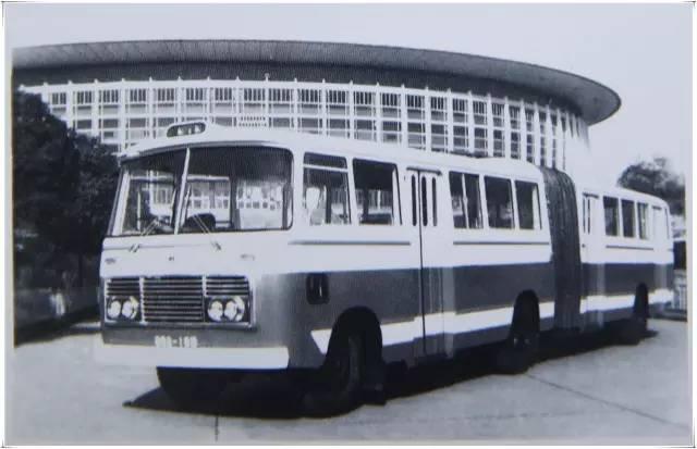 【壮丽70年】99%的上海宁都不知道，上海公交百年间出现过那么多车型，绝版老照片来了