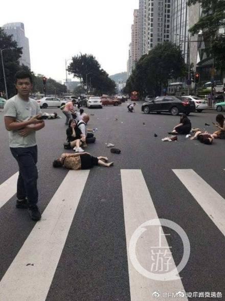 广州奔驰女司机闯红灯致13伤 被指事发时穿松糕鞋