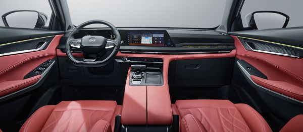 出行新潮流，电比油强！对比CS75 PLUS，为何中型插混SUV蓝电E5荣耀版更值得信赖？