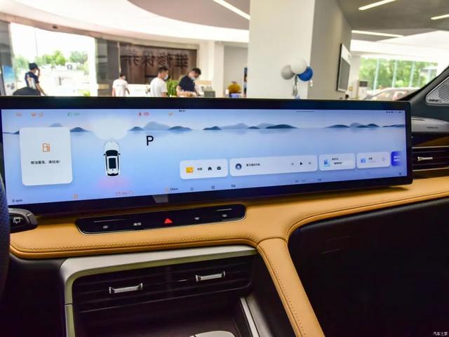 荣威RX5：紧凑型SUV轴距近2米8，中控屏幕27英寸，还能滑移