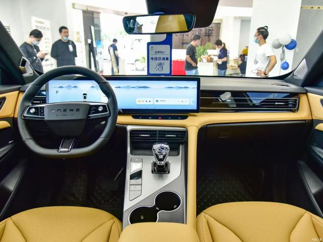 荣威RX5：紧凑型SUV轴距近2米8，中控屏幕27英寸，还能滑移