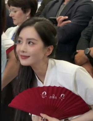 小红旗美女(路人视角下的刘诗诗：37岁穿新中式看剑击，一眼看过去美得有壁)