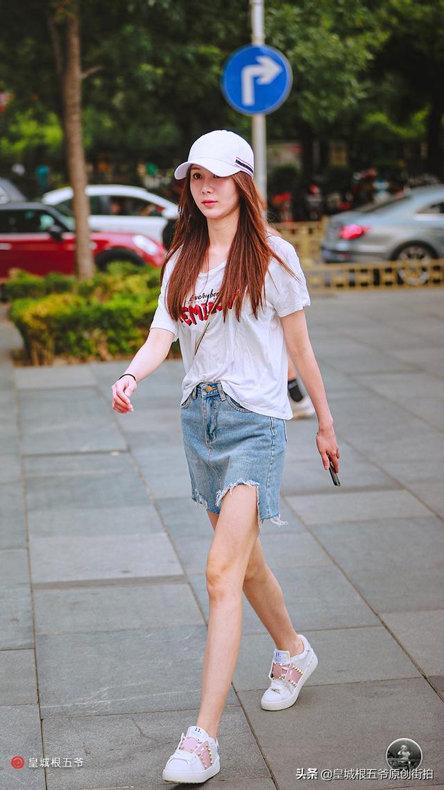 街拍：美女们的穿衣打扮，非常有女人味，日常这样穿特别好看