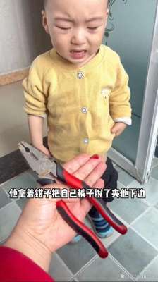 被美女夹到爽(河南2岁熊孩子用钳子夹伤下体，母亲心疼不已：都夹肿了)