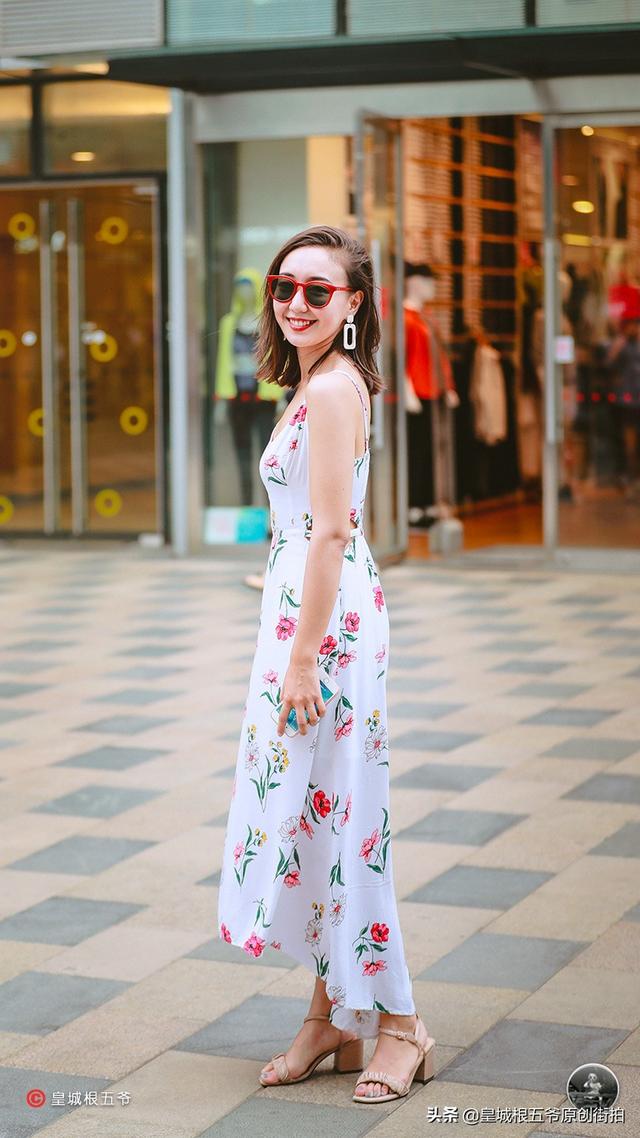 街拍：美女们的穿衣打扮，非常有女人味，日常这样穿特别好看