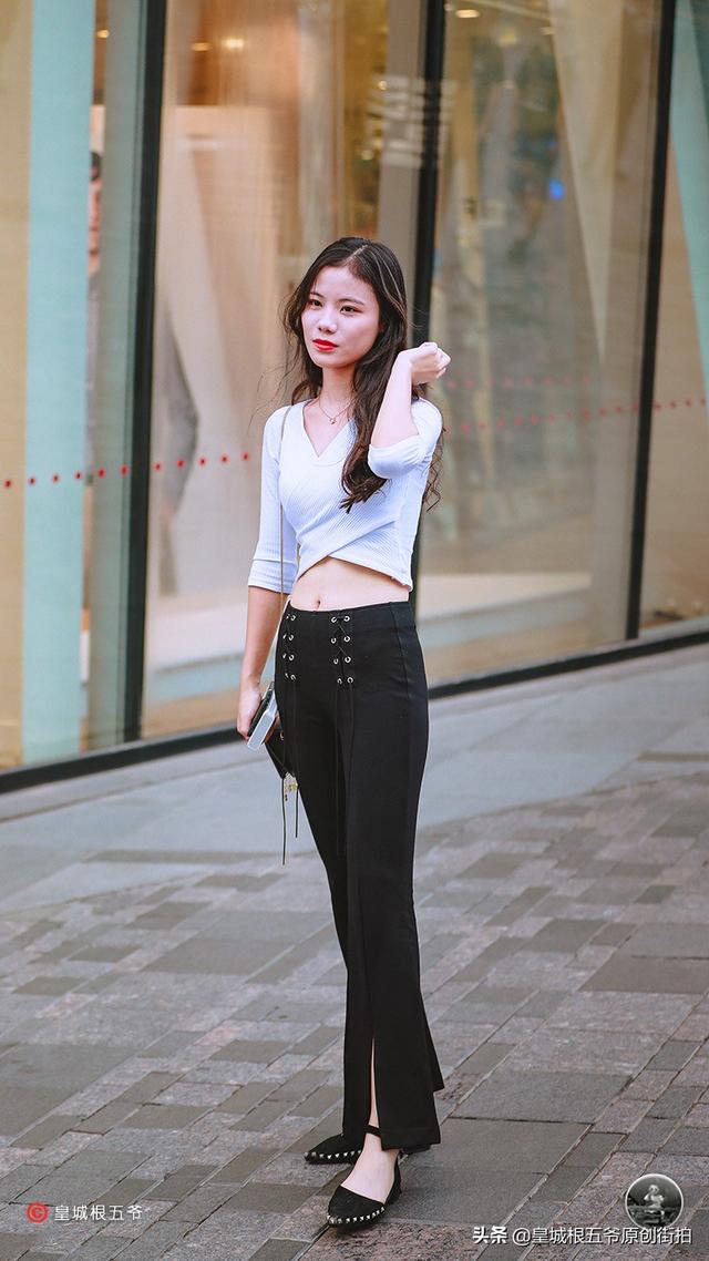 街拍：美女们的穿衣打扮，非常有女人味，日常这样穿特别好看