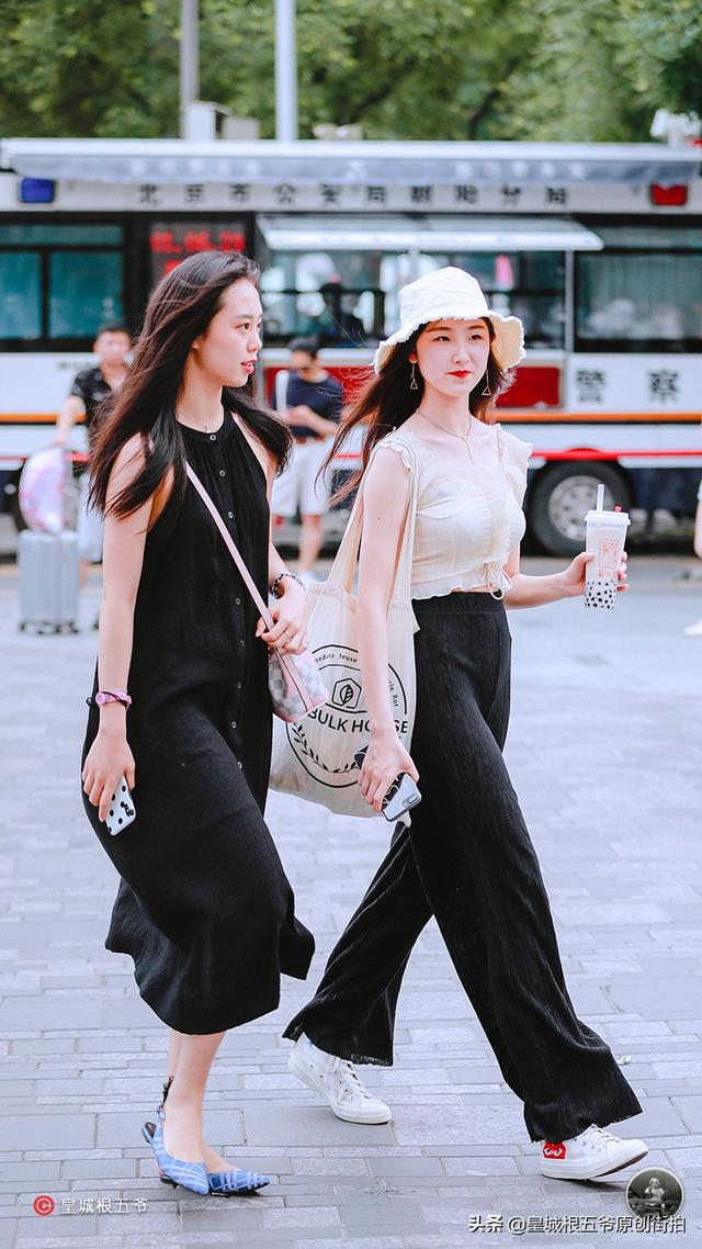 街拍：美女们的穿衣打扮，非常有女人味，日常这样穿特别好看