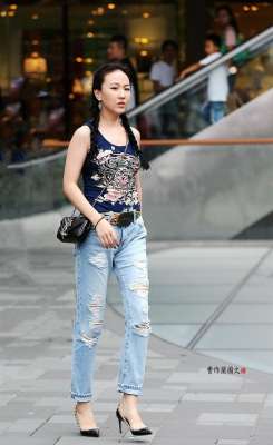 高跟尖头美女.(街拍：走路带风的尖头细高跟美女)