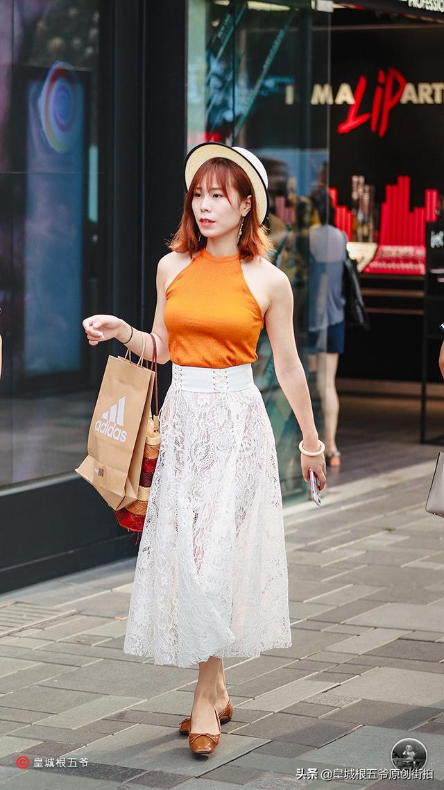 街拍：美女们的穿衣打扮，非常有女人味，日常这样穿特别好看