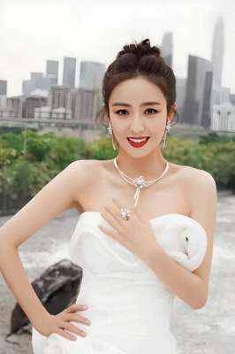 美女图片上面(女明星私房照写真集性感美女照片清纯少女白皙大长腿清凉美女)