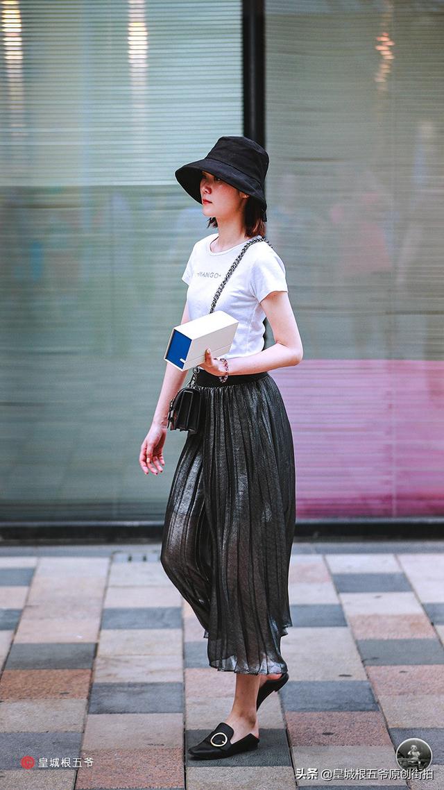 街拍：美女们的穿衣打扮，非常有女人味，日常这样穿特别好看