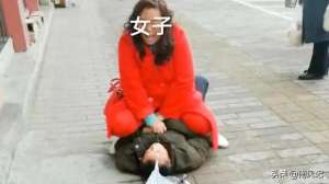 美女把男友骑(安徽：一名女子如卧佛一般骑在男子身上，哭喊：“自己财色两失”)