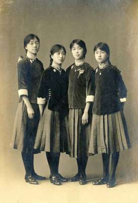 美女穿字生装(1916年，林徽因和表姐在北京的留影，她12岁，长相出众，气质不凡)