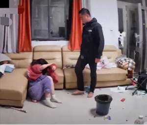 美女被踹脸(山东女子遭家暴，推倒、踹头扇脸，薅头发一气呵成，女子全程流泪)