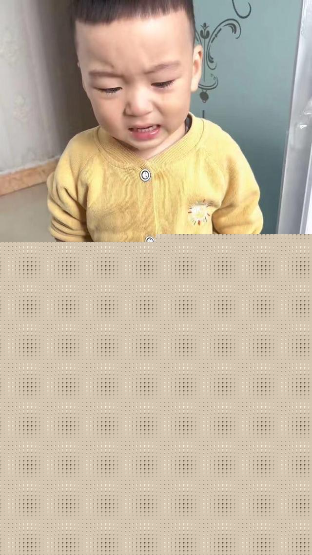 河南2岁熊孩子用钳子夹伤下体，母亲心疼不已：都夹肿了