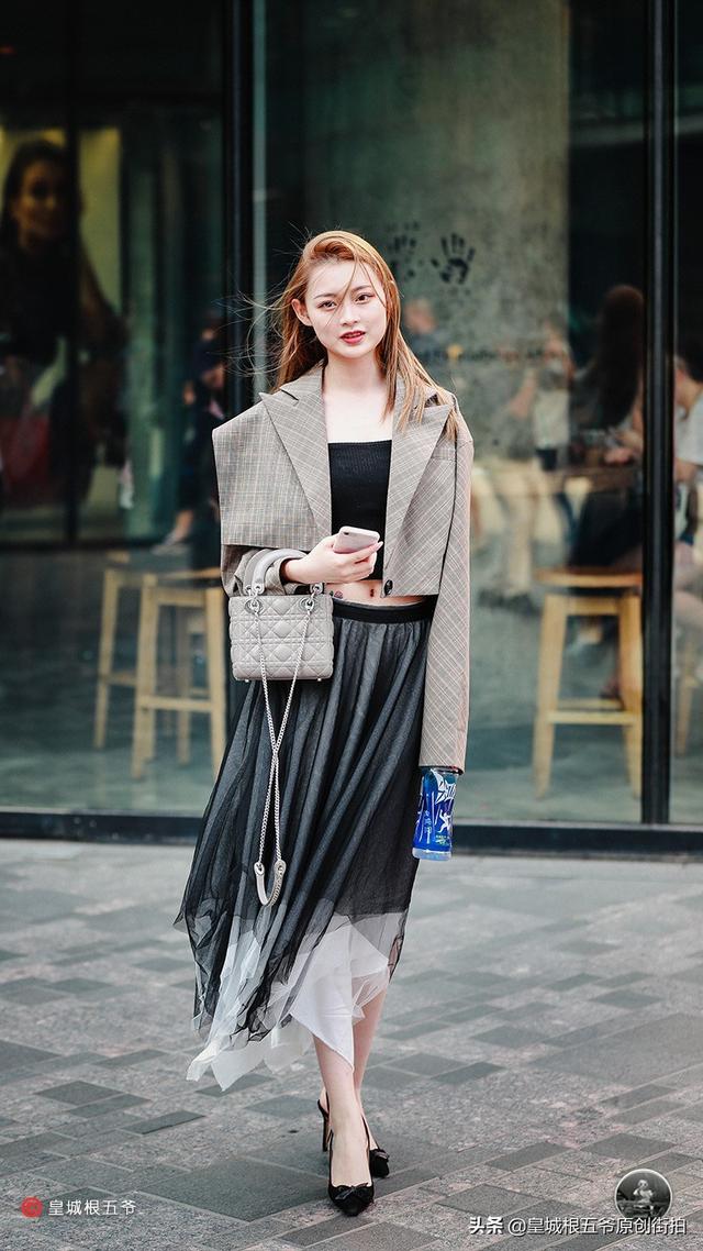 街拍：美女们的穿衣打扮，非常有女人味，日常这样穿特别好看