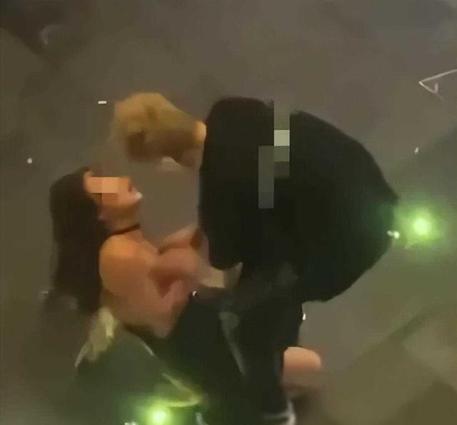 美女醉酒街头露乳,男友无力阻拦,路人围观引热议