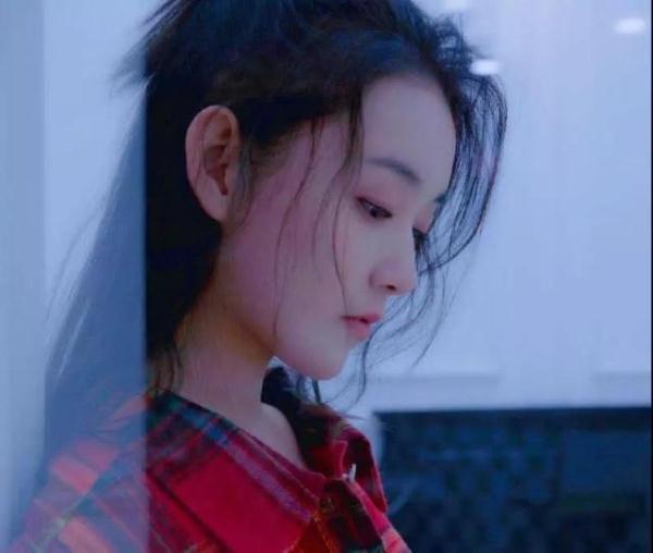 蒋依依长相清纯,6岁开始拍戏,同班全是帅哥美女