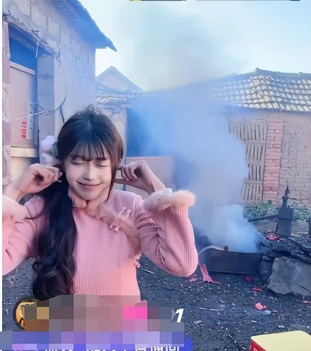 美女开直播放炮,衣服破洞、脸被崩的黢黑,网友:这钱活该她赚!