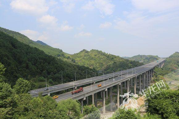 30日零时渝蓉高速省际贯通 重庆市民自驾2个半小时到成都