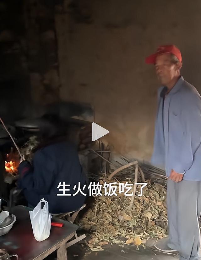 美女开直播放炮,衣服破洞、脸被崩的黢黑,网友:这钱活该她赚!