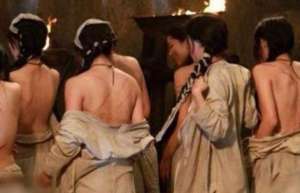 刑罚光脚美女(古代四种专门对付女子的刑罚，紫薇受过其中一种，让人不忍直视)