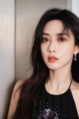 肚兜美女写真(孟子义-黑色肚兜性感造型写真，一朵带刺的黑玫瑰)