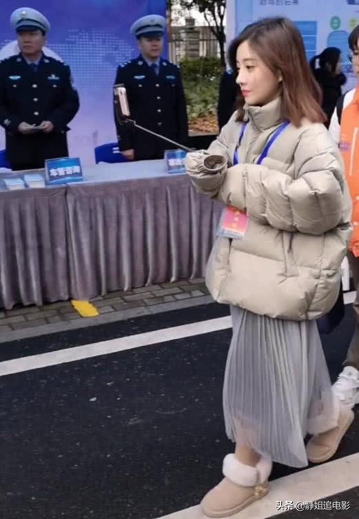 冯提莫的身材有多恐怖?看到她的裙子网友崩溃了,非要这样穿吗?
