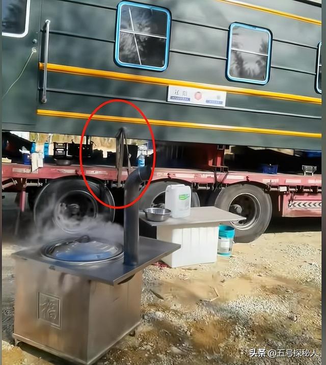 牛人!博主卡车拉火车自驾游,15万将火车爆改豪华房车,网友炸锅