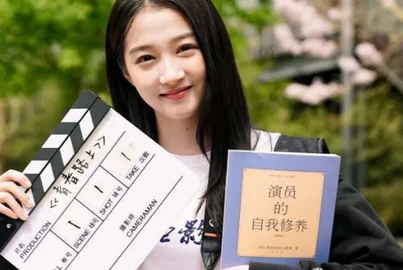 “国民闺女”关晓彤的字迹曝光,可爱又有个性,很多学生想要模仿