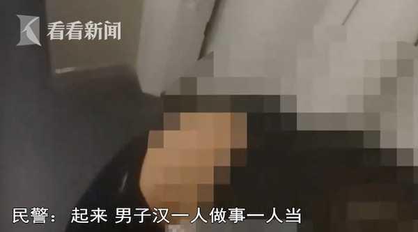 失恋男子高铁上对女孩袭胸摸腿强行搂抱 被抓后下跪求饶：别报案