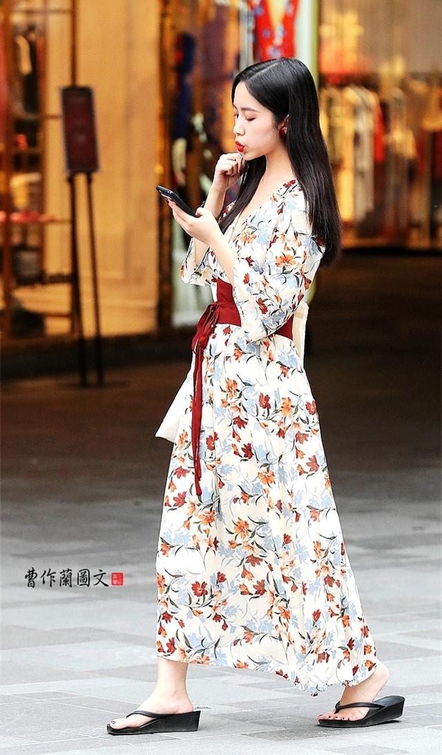 街拍:凸显个性的人字拖美女