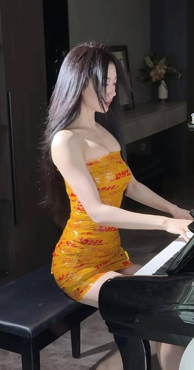 美女胶带连衣裙盘点,哪位才是最美,最后一位是惊喜!