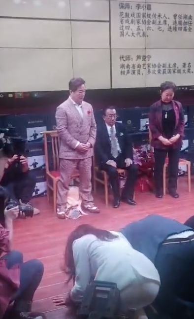 相声演员奇志现身饭局,被美女紧搂靠肩不避嫌,侯耀华抽烟围观