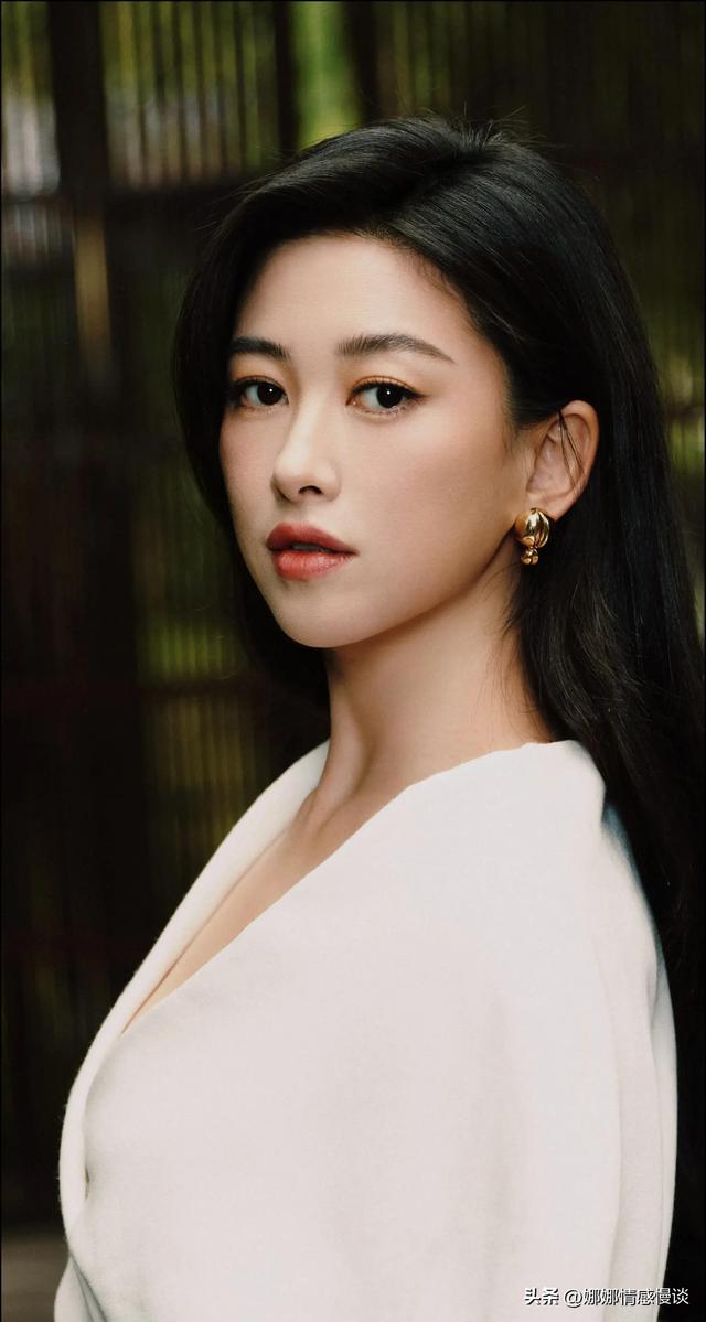 浑身上下都在散发着成熟女人的魅力，朱珠最新高清无水印壁纸美图