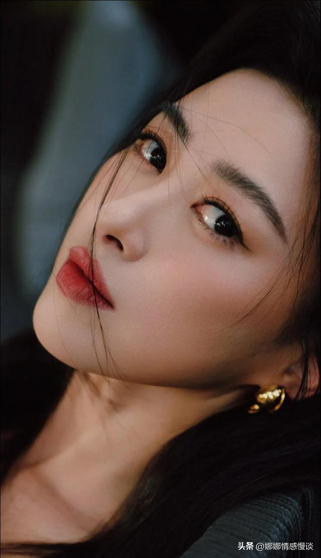 浑身上下都在散发着成熟女人的魅力，朱珠最新高清无水印壁纸美图