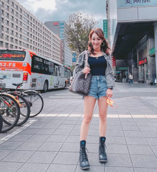 37岁美女新闻主播被曝出轨!与人夫车内热吻,遭男方妻子告上法庭