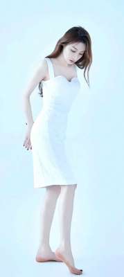 眼镜胸大美女(隆妮（高启兰）白玉兰红毯造型，身材好棒，