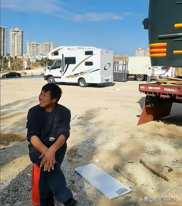 牛人!博主卡车拉火车自驾游,15万将火车爆改豪华房车,网友炸锅
