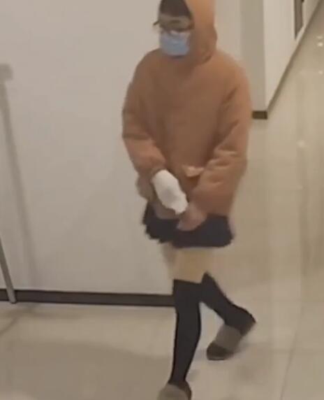 辣眼睛!男子穿超短裙扮成少女偷内衣被拘,网友:心理不健康