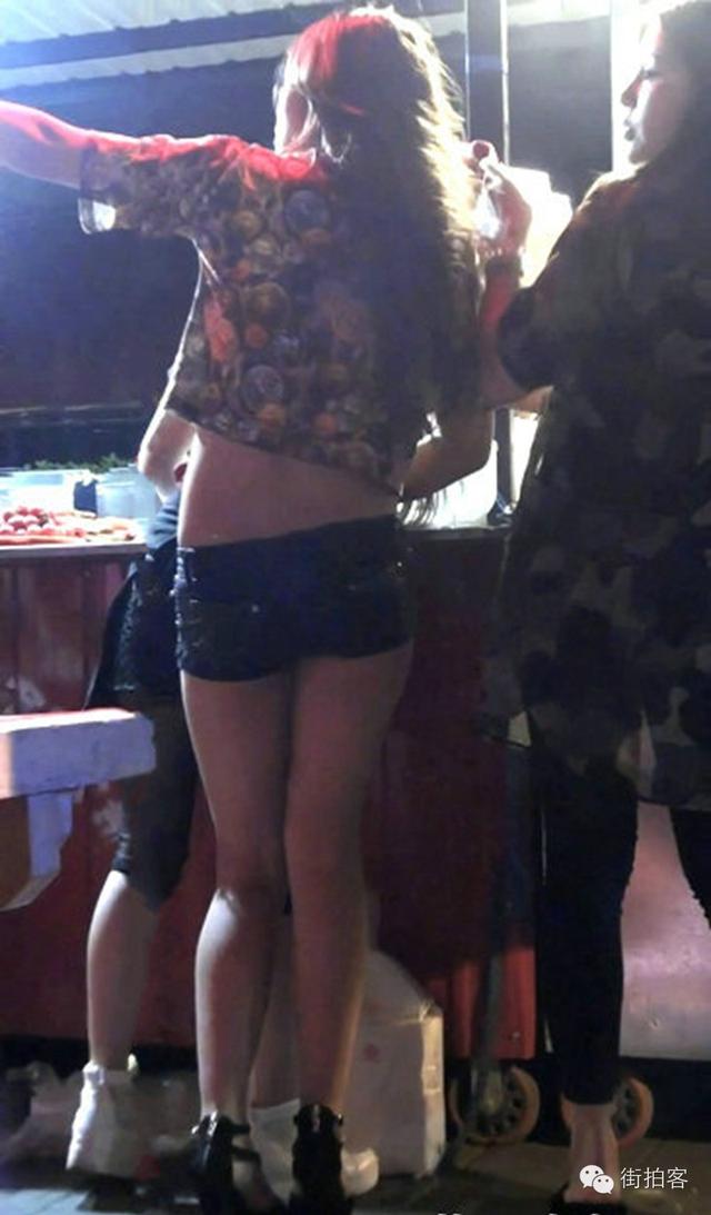 街拍美女街拍超短热裤丰满修长美腿极品美女