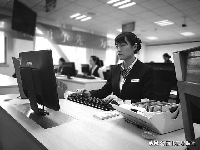 全国五一劳动奖章获得者李莉: 30秒蒙眼点钞191张打破吉尼斯世界纪录
