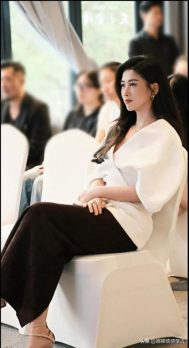 浑身上下都在散发着成熟女人的魅力，朱珠最新高清无水印壁纸美图