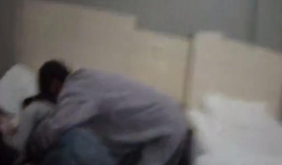 女子宾馆内服毒自杀口吐白沫 父亲打开门抱着女儿崩溃大哭!