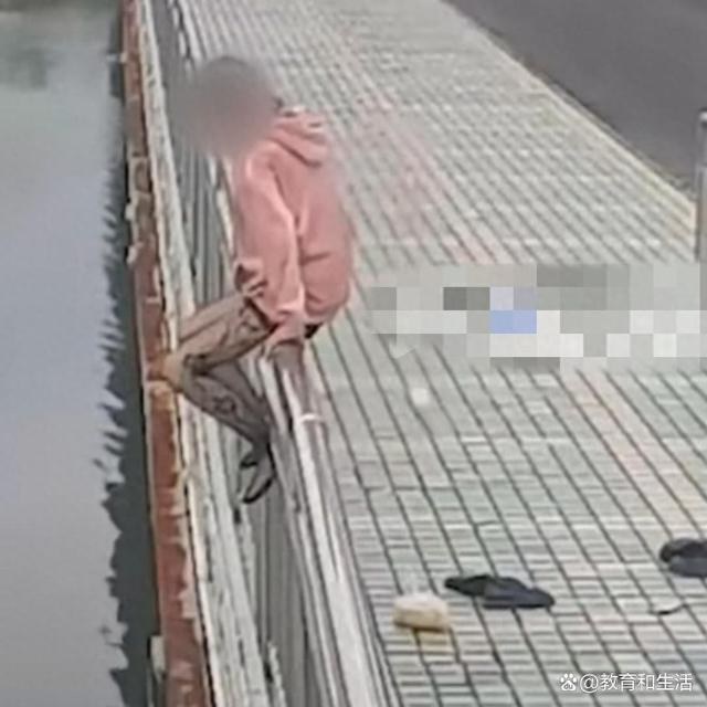女孩酒后脱掉一件件衣服欲跳河轻生,两小伙救人后发现是同行