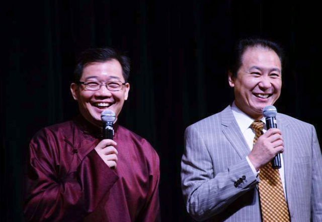 相声演员奇志现身饭局,被美女紧搂靠肩不避嫌,侯耀华抽烟围观