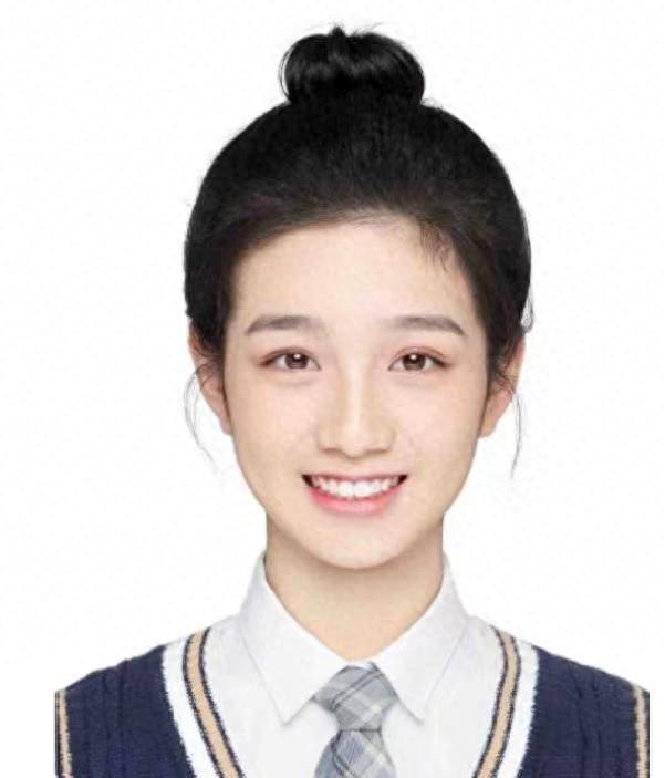 河南高中“校花”走红,艺考是全省榜首,长相美丽却令人“发笑”