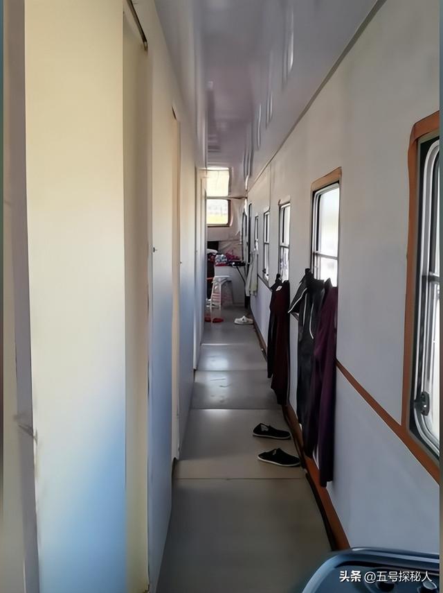 牛人!博主卡车拉火车自驾游,15万将火车爆改豪华房车,网友炸锅