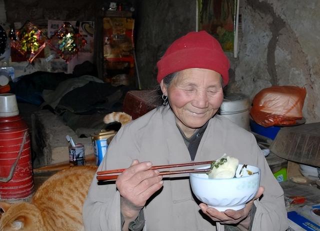 终南山第一女隐士，43岁抛夫弃子遁入空门，83岁能连续打坐108天
